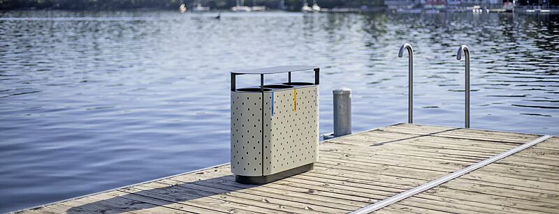 abfallbehaelter-quinbin-trio__shoKAT0066212 Abfallbehälter QUINBIN TRIO mit Schutzdach, Korpus: gestanztes Stahlblech, Stahlteile in RAL 7035 lichtgrau und RAL 7043 verkehrsgrau