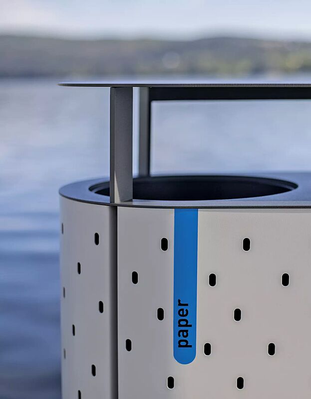 abfallbehaelter-quinbin-trio__shoKAT0066213 Abfallbehälter QUINBIN TRIO mit Schutzdach, Korpus: gestanztes Stahlblech, Stahlteile in RAL 7035 lichtgrau und RAL 7043 verkehrsgrau