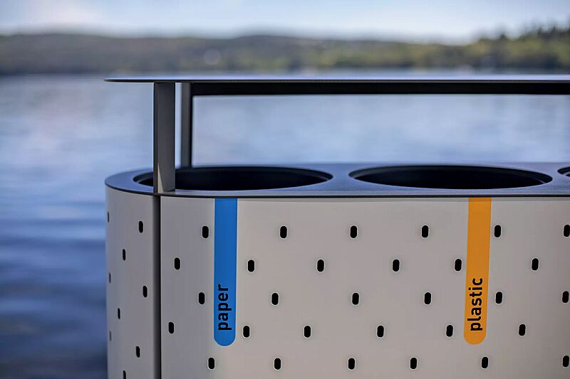 abfallbehaelter-quinbin-trio__shoKAT0066215 Abfallbehälter QUINBIN TRIO mit Schutzdach, Korpus: gestanztes Stahlblech, Stahlteile in RAL 7035 lichtgrau und RAL 7043 verkehrsgrau