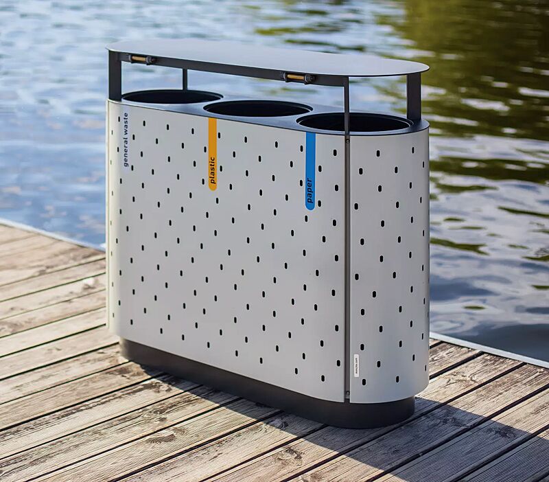 Abfallbehälter QUINBIN TRIO mit Schutzdach, Korpus: gestanztes Stahlblech, Stahlteile in RAL 7035 lichtgrau und RAL 7043 verkehrsgrau