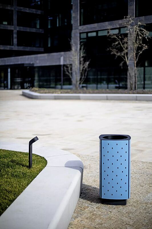 abfallbehaelter-quinbin__shoKAT0061982 Abfallbehälter QUINBIN, quadratisch abgerundet, Korpus: gestanztes Stahlblech, Stahlteile in RAL 5024 pastellblau und RAL 7016 anthrazitgrau