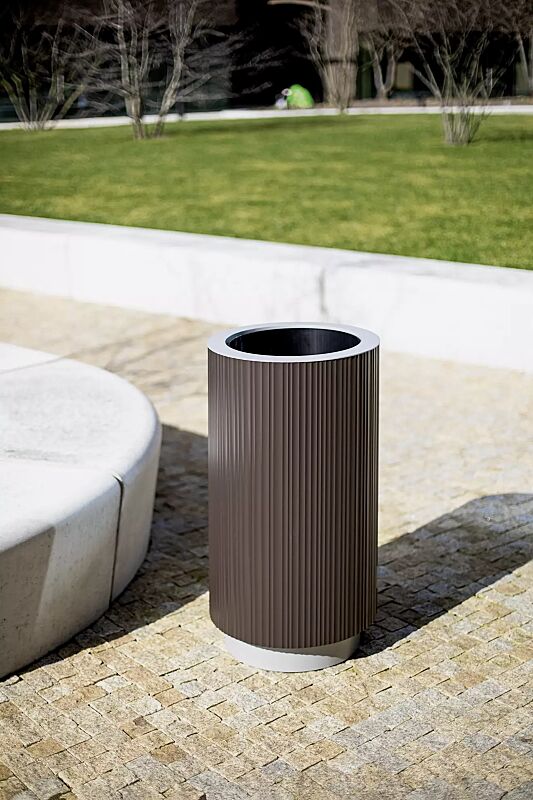 abfallbehaelter-quinbin__shoKAT0061990 Abfallbehälter QUINBIN, rund, Korpus: Aluminiumprofile in RAL 8002 signalbraun, Stahlteile in 9006 weißaluminium