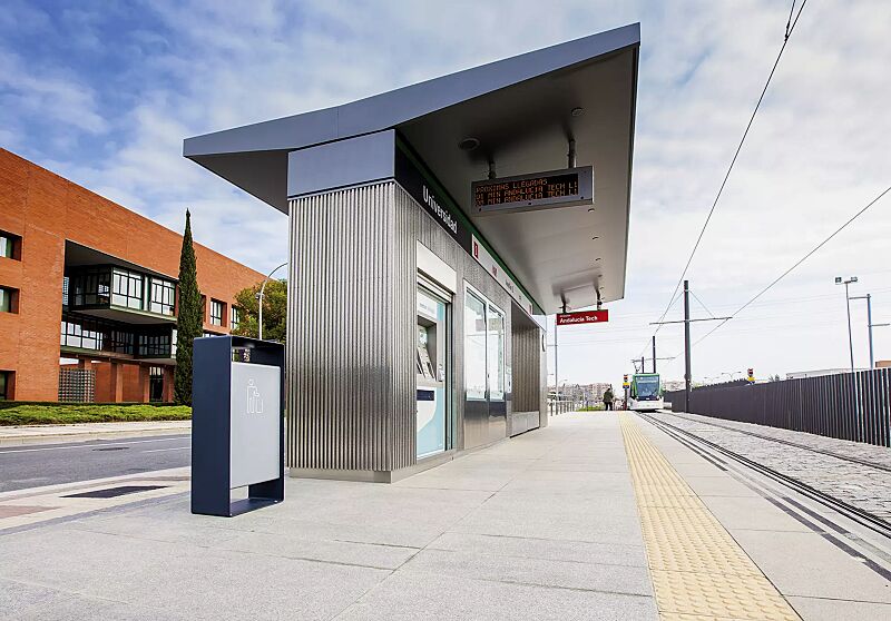 abfallbehaelter-radium__shoKAT0043531 Abfallbehälter RADIUM in RAL 7016 anthrazitgrau und RAL 9006 weißaluminium (zweifarbig auf Anfrage), Siebdruck in RAL 9003 signalweiß