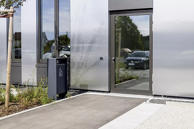 abfallbehaelter-radium__shoKAT0069709 Abfallbehälter RADIUM mit Ascher, in RAL 7016 anthrazitgrau, Siebdruck in RAL 9003 signalweiß