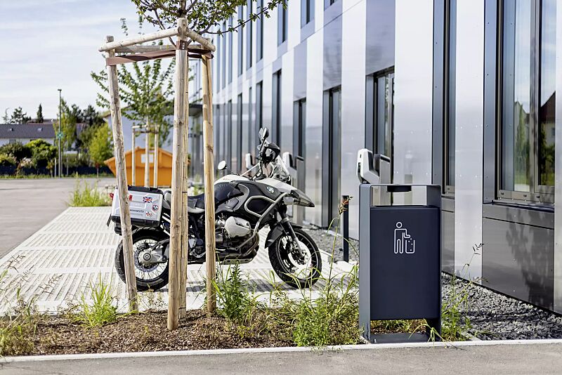 abfallbehaelter-radium__shoKAT0069711 Abfallbehälter RADIUM mit Ascher, in RAL 7016 anthrazitgrau, Siebdruck in RAL 9003 signalweiß