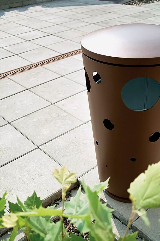 abfallbehaelter-swissbin__shoKAT0043517 Abfallbehälter SWISSBIN zum freien Aufstellen, in RAL 8024 beigebraun