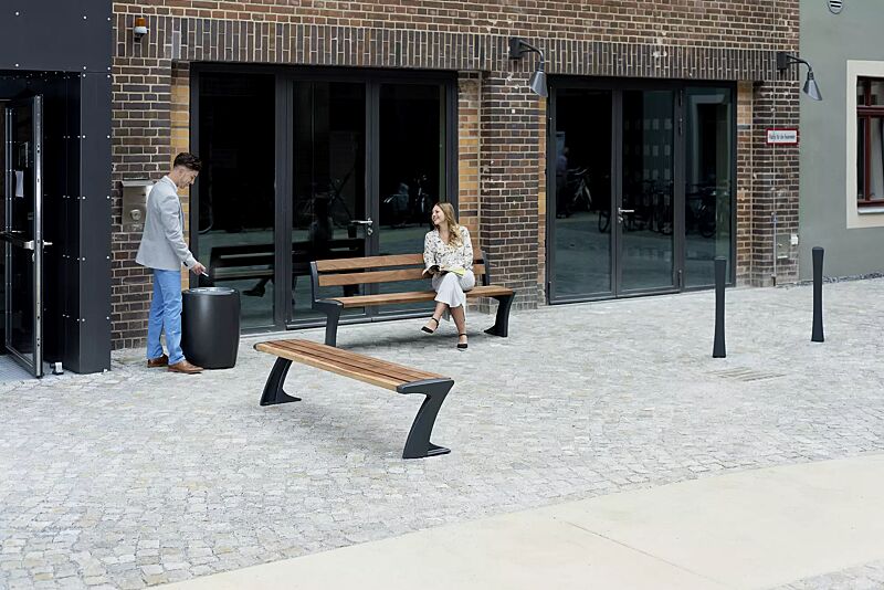 abfallbehaelter-tallin__shoKAT0055589 Kollektion TALLIN bestehend aus Abfallbehälter, Sitzbank und Poller