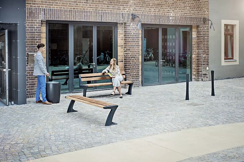 abfallbehaelter-tallin__shoKAT0055590 Kollektion TALLIN bestehend aus Abfallbehälter, Sitzbank und Poller