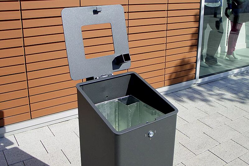 abfallbehaelter-tamores-__shoKAT0025815 Detail: Abfallbehälter geöffnet