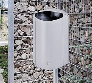 <div id="container" class="container">Abfallbehälter TELFORD mit Ascher, in RAL 9006 weißaluminium, Ausführung: Entleerung durch Bodenklappe</div>