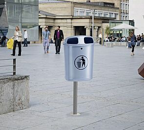 Abfallbehälter TORBAY, ohne Ascher, mit feuerverzinktem Pfosten zum Einbetonieren (Zubehör), in RAL 9006 weißaluminium