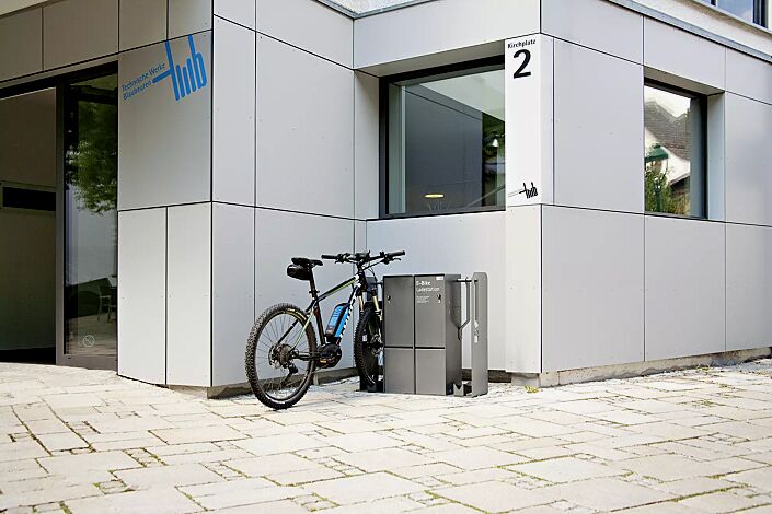Fahrrad-Abstellanlage VELO-CONNECTOR mit Ladeschließfach, für Radeinstellung links bzw. rechts, Stahlteile in DB 703 eisenglimmer