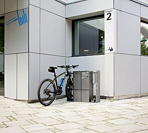 Fahrrad-Abstellanlage VELO-CONNECTOR mit Ladeschließfach, für Radeinstellung links bzw. rechts, Stahlteile in DB 703 eisenglimmer