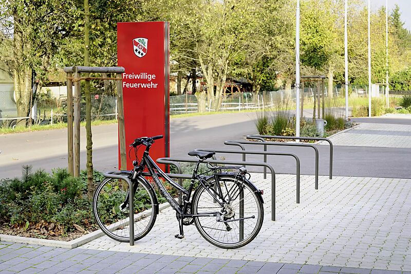 anlehnbuegel-albany__shoKAT0038252 Anlehnbügel ALBANY, einseitig, zum Einbetonieren, pulverbeschichtet in RAL 7016 anthrazitgrau