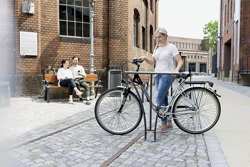 anlehnbuegel-basic__shoKAT0055462 Kollektion BASIC bestehend aus Anlehnbügel, Sitzbank und Abfallbehälter