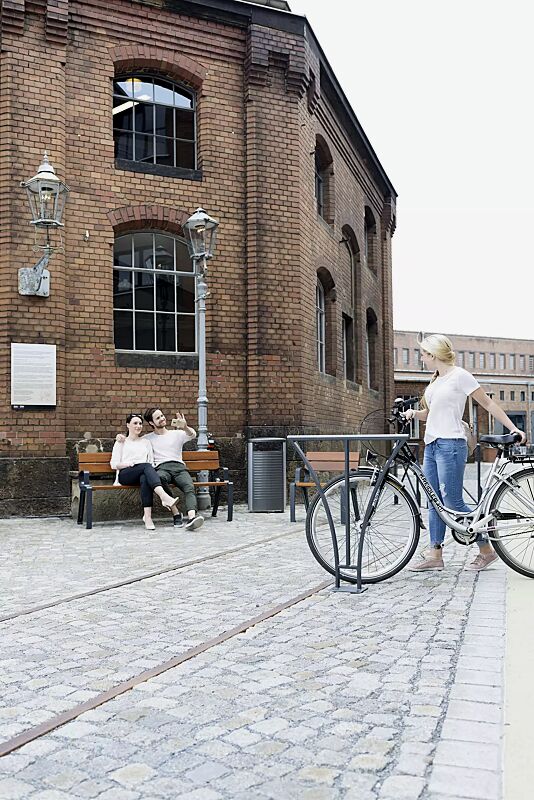 anlehnbuegel-basic__shoKAT0055463 Kollektion BASIC bestehend aus Anlehnbügel, Sitzbank, Sitz und Abfallbehälter