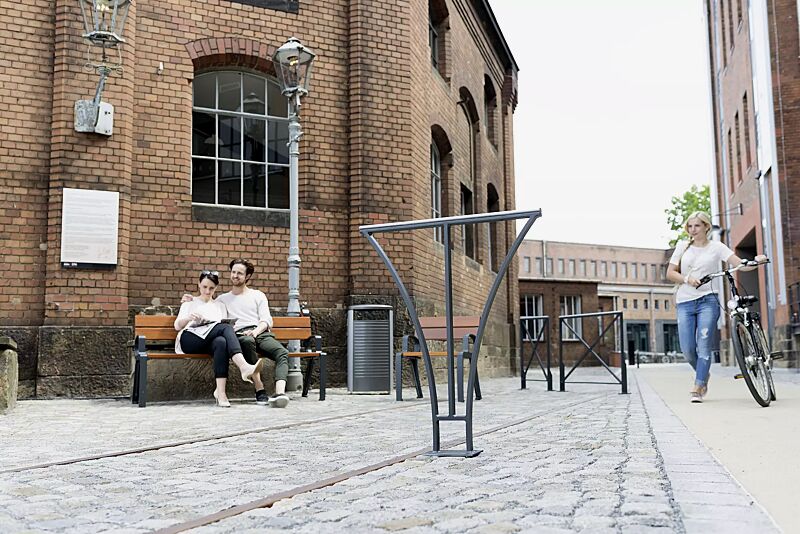 anlehnbuegel-basic__shoKAT0055465 Kollektion BASIC bestehend aus Anlehnbügel, Sitzbank, Sitz, Abfallbehälter und Geländersystem