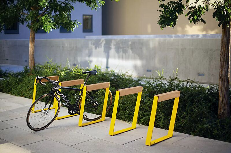 anlehnbuegel-bikeblocq__shoKAT0068746 Anlehnbügel BIKEBLOCQ mit Jatoba-Holzlatte, Stahlteile in RAL 1021 rapsgelb