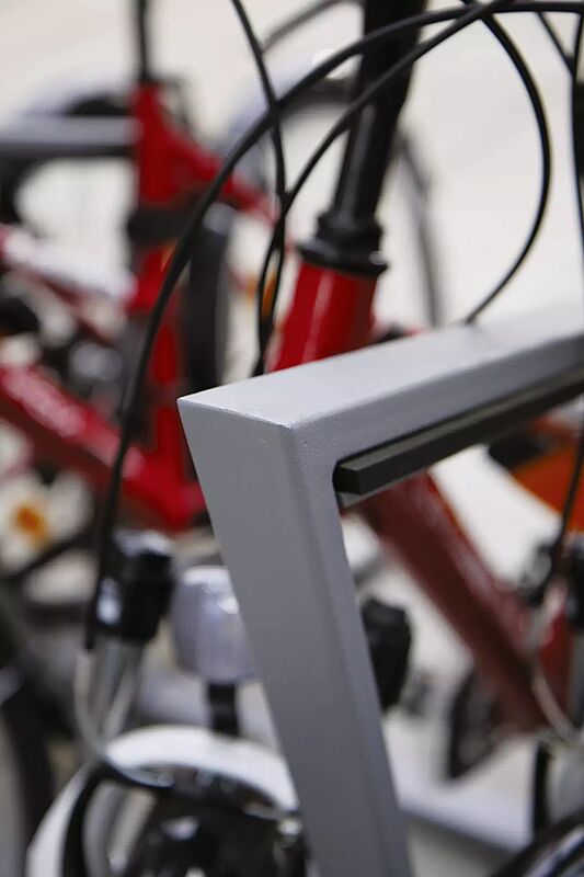 anlehnbuegel-edgetyre__shoKAT0033465 Detail: integrierter Gummistreifen