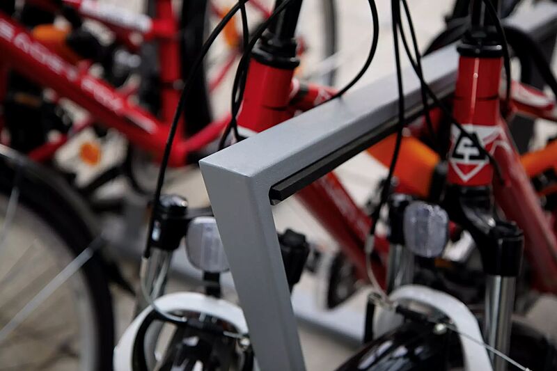 anlehnbuegel-edgetyre__shoKAT0050905 Detail: integrierter Gummistreifen