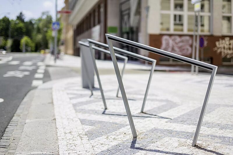 anlehnbuegel-edgetyre__shoKAT0053623 Anlehnbügel EDGETYRE, Breite 965 mm, in RAL 9006 weißaluminium