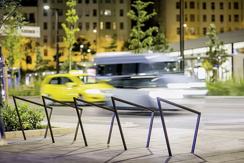 anlehnbuegel-edgetyre__shoKAT0053632 Anlehnbügel EDGETYRE, Breite 965 mm, in RAL 7016 anthrazitgrau