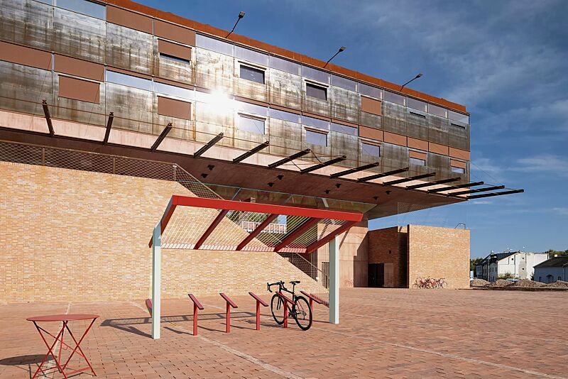 anlehnbuegel-eger__shoKAT0072525 Anlehnbügel EGER zum Aufdübeln bei -100 mm, in RAL 3020 verkehrsrot