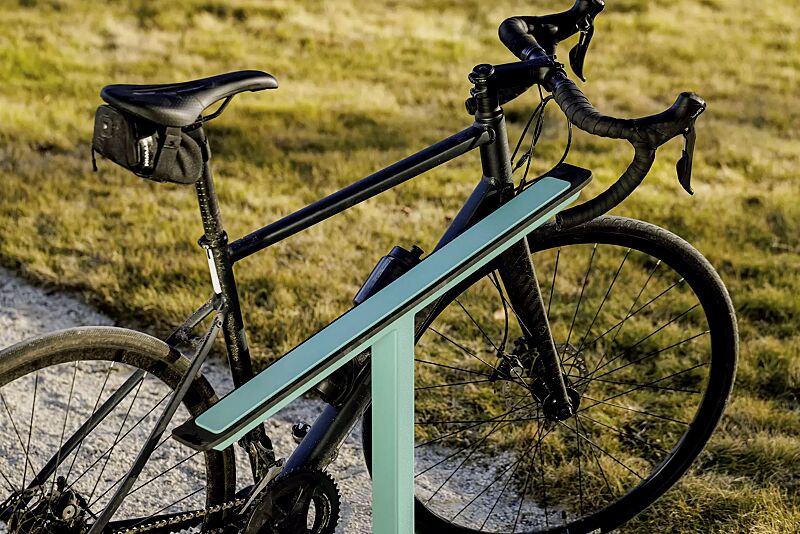 anlehnbuegel-eger__shoKAT0072526 Detail: Das obere schräg angebrachte Element ist mit einem integrierten, widerstandsfähigen Gummistreifen ausgerüstet