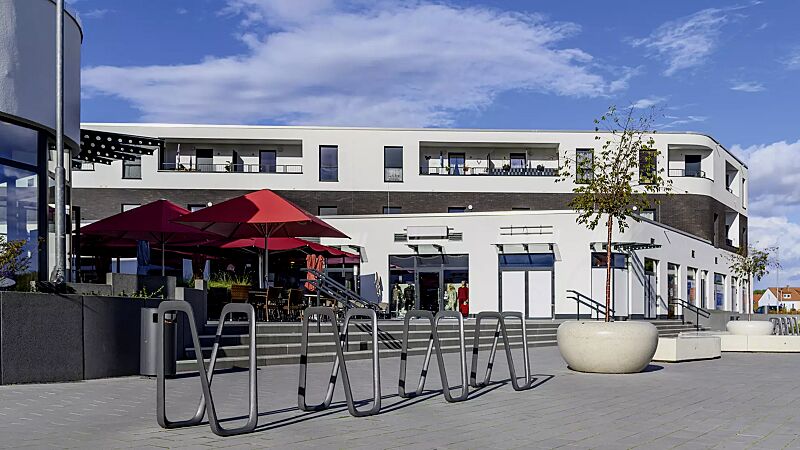 anlehnbuegel-elk__shoKAT0073910 Anlehnbügel ELK in DB 703 eisenglimmer sowie Pflanzbehälter GIOVE, Sitzbank KUBB und Abfallbehälter CIMA