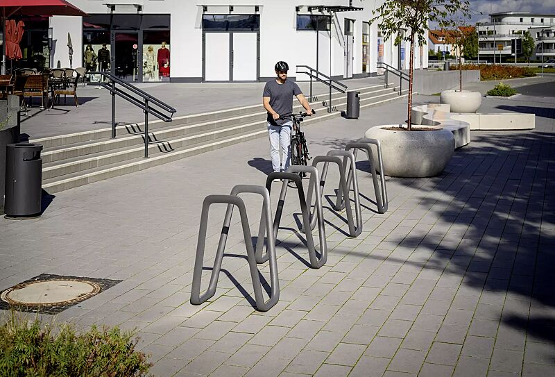 anlehnbuegel-elk__shoKAT0073913 Anlehnbügel ELK in DB 703 eisenglimmer sowie Pflanzbehälter GIOVE, Sitzbank KUBB und Abfallbehälter CIMA