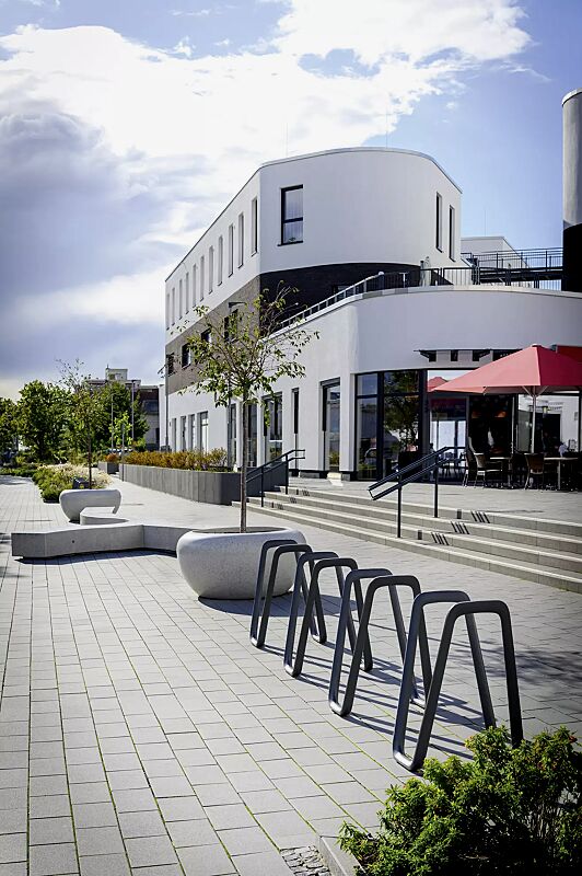 anlehnbuegel-elk__shoKAT0073916 Anlehnbügel ELK in DB 703 eisenglimmer sowie Pflanzbehälter GIOVE und Sitzbank KUBB