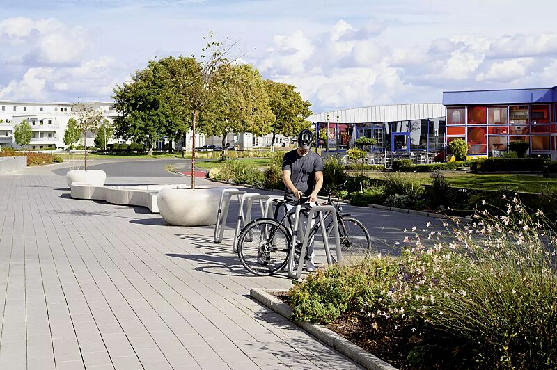 anlehnbuegel-elk__shoKAT0073919 Anlehnbügel ELK in DB 703 eisenglimmer sowie Pflanzbehälter GIOVE und Sitzbank KUBB