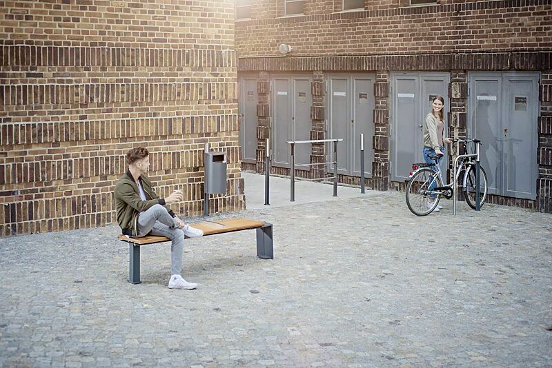 anlehnbuegel-eveole__shoKAT0055497 Kollektion EVEOLE bestehend aus Anlehnbügel, Sitzbank, Abfallbehälter, Poller und Systemgeländer