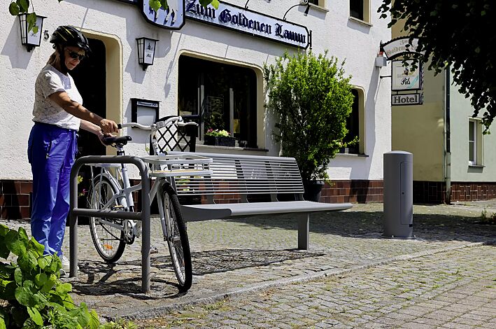 Anlehnbügel FLORIDA mit Quersteg, zum Einbetonieren, Breite 800 mm, mit Auftragsbezogener Anpassung pulverbeschichtet in DB 702, sowie Sitzbank CARPI und Versorgungspoller GETAFE