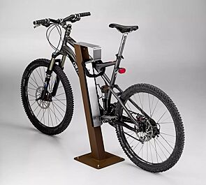 <div id=""container"" class=""container"">Anlehnbügel FOXHOUND mit Flachstahlbügel aus Edelstahl, Stahlteile in corten, ähnlich RAL 8007 rehbraun (strukturiert)</div>