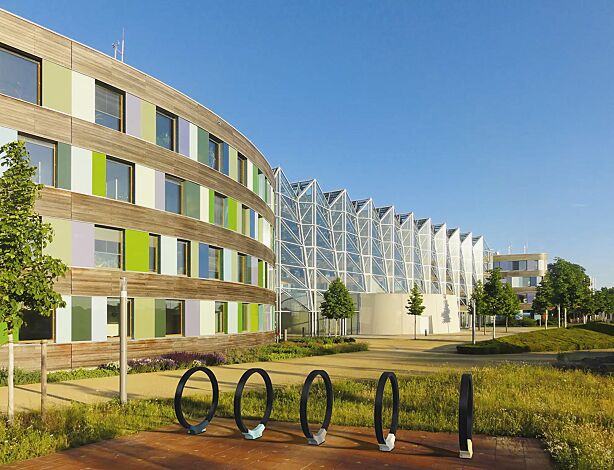 Anlehnbügel GOMEZ, Aluminiumfußabdeckung in RAL 9006 weißaluminium, RAL 9007 graualuminium und Sonderfarben (auf Anfrage)