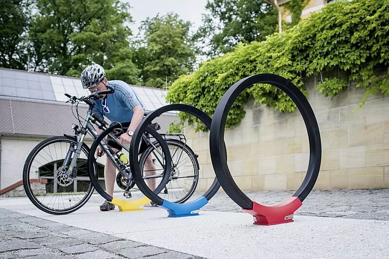 anlehnbuegel-gomez__shoKAT0057824 Anlehnbügel GOMEZ, Aluminiumfußabdeckung in RAL 1021 rapsgelb, RAL 5019 capriblau und RAL 3020 verkehrsrot