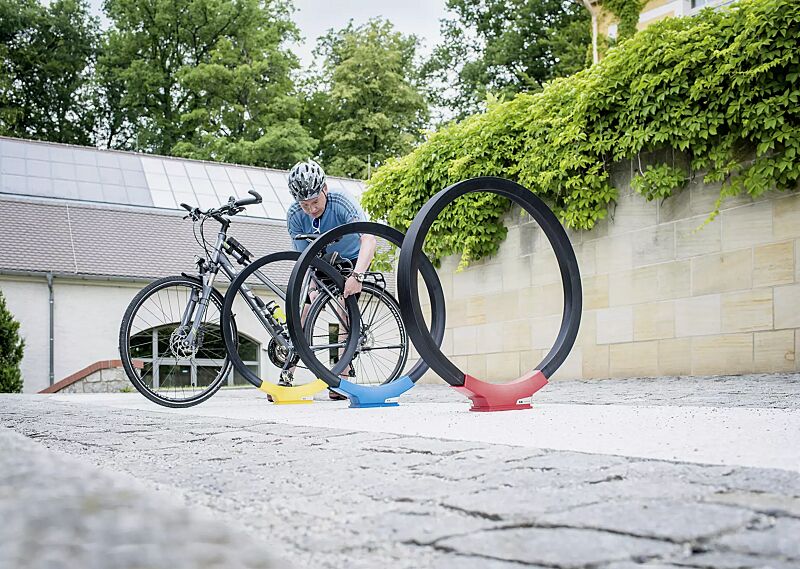 anlehnbuegel-gomez__shoKAT0057825 Anlehnbügel GOMEZ, Aluminiumfußabdeckung in RAL 1021 rapsgelb, RAL 5019 capriblau und RAL 3020 verkehrsrot