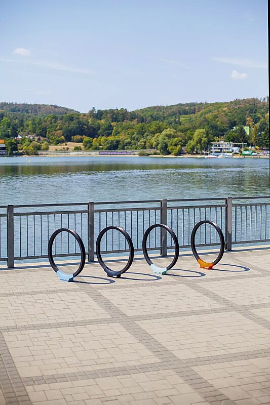 anlehnbuegel-gomez__shoKAT0066204 Anlehnbügel GOMEZ, Aluminiumfußabdeckung in RAL 5015 himmelblau, RAL 9005 tiefschwarz, RAL 6027 lichtgrün und RAL 2004 reinorange