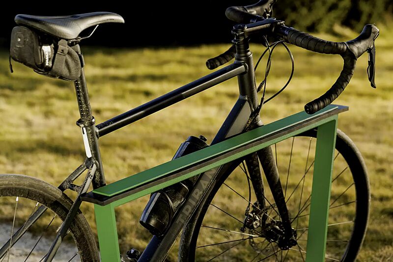 anlehnbuegel-iglau__shoKAT0072512 Detail: Das obere schräg angebrachte Element ist mit einem integrierten, widerstandsfähigen Gummistreifen ausgerüstet