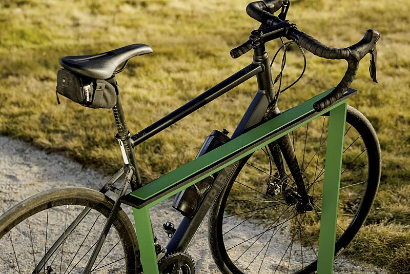 anlehnbuegel-iglau__shoKAT0072513 Detail: Das obere schräg angebrachte Element ist mit einem integrierten, widerstandsfähigen Gummistreifen ausgerüstet