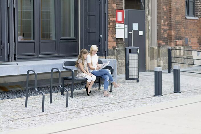 Kollektion IMAWA bestehend aus Anlehnbügel, Sitzbank, Abfallbehälter, Poller und Systemgeländer