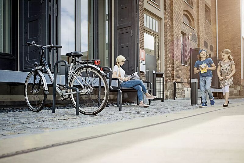 anlehnbuegel-imawa__shoKAT0055310 Kollektion IMAWA bestehend aus Anlehnbügel, Sitzbank, Abfallbehälter, Poller und Systemgeländer