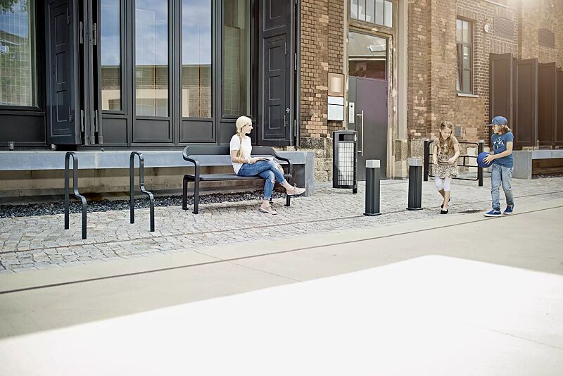 anlehnbuegel-imawa__shoKAT0055510 Kollektion IMAWA bestehend aus Anlehnbügel, Sitzbank, Abfallbehälter, Poller und Systemgeländer