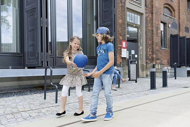 anlehnbuegel-imawa__shoKAT0055511 Kollektion IMAWA bestehend aus Anlehnbügel, Sitzbank, Abfallbehälter, Poller und Systemgeländer