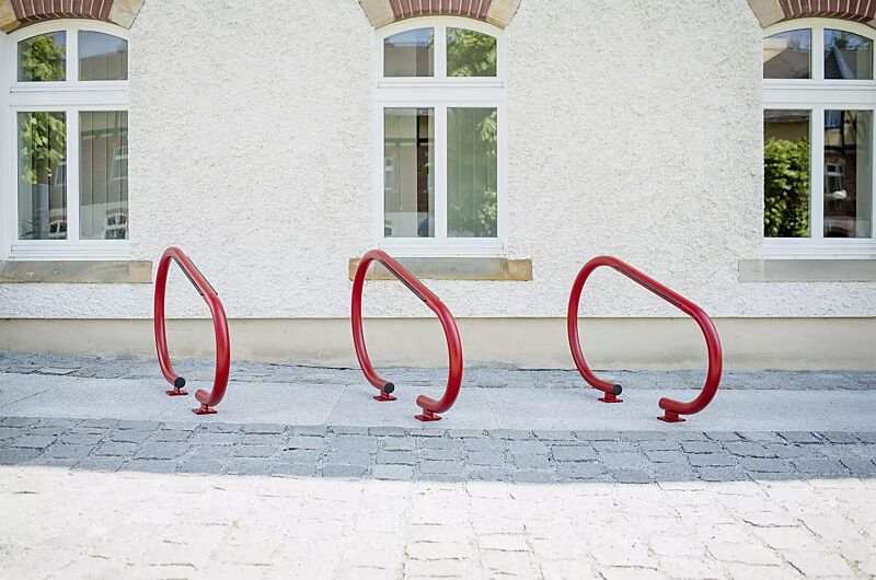 anlehnbuegel-open__shoKAT0057962 Anlehnbügel OPEN in RAL 3003 rubinrot