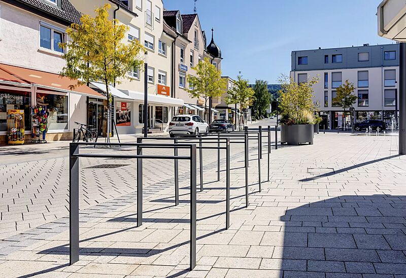 anlehnbuegel-tamores__shoKAT0071995 Anlehnbügel TAMORES mit Quersteg, Breite 850 mm, in DB 703 eisenglimmer