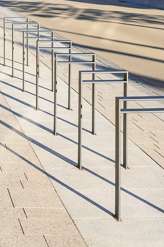 anlehnbuegel-tamores__shoKAT0072000 Anlehnbügel TAMORES mit Quersteg, Breite 400 mm, in DB 703 eisenglimmer