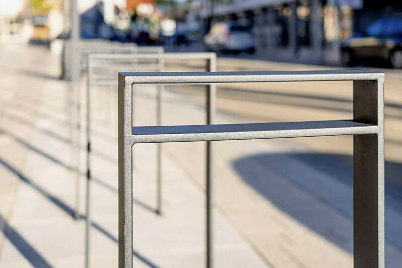 anlehnbuegel-tamores__shoKAT0072001 Anlehnbügel TAMORES mit Quersteg, Breite 400 mm, in DB 703 eisenglimmer