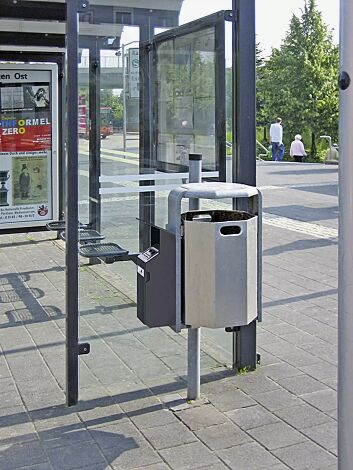 Ascher AVON NEW in RAL 7016 anthrazitgrau, befestigt an Abfallbehälter COVENTRY zur Pfostenbefestigung, feuerverzinkt